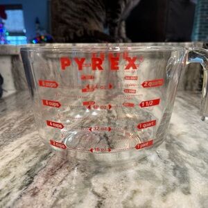 VINTAGE PYREX 8 CUP MEASURING BOWL